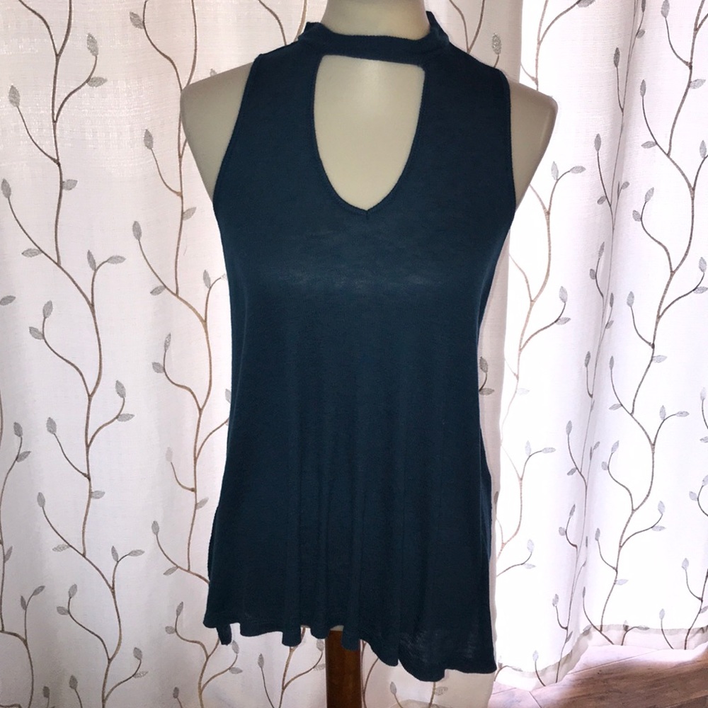 Flowy tank top with keyhole opening on chest NWT